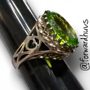 Sterling Silver Filigree Ring with Faceted Lime Green Oval Glass – Size 7½